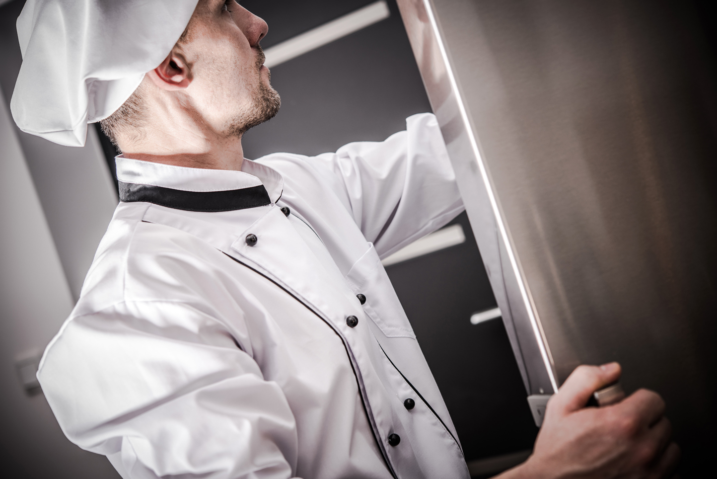 Chef abriendo una nevera